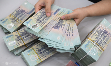 Bank waives VND 1.7 billion debt for two children orphaned by electrocution