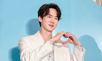 Yoo Yeon Seok arrives in Hanoi