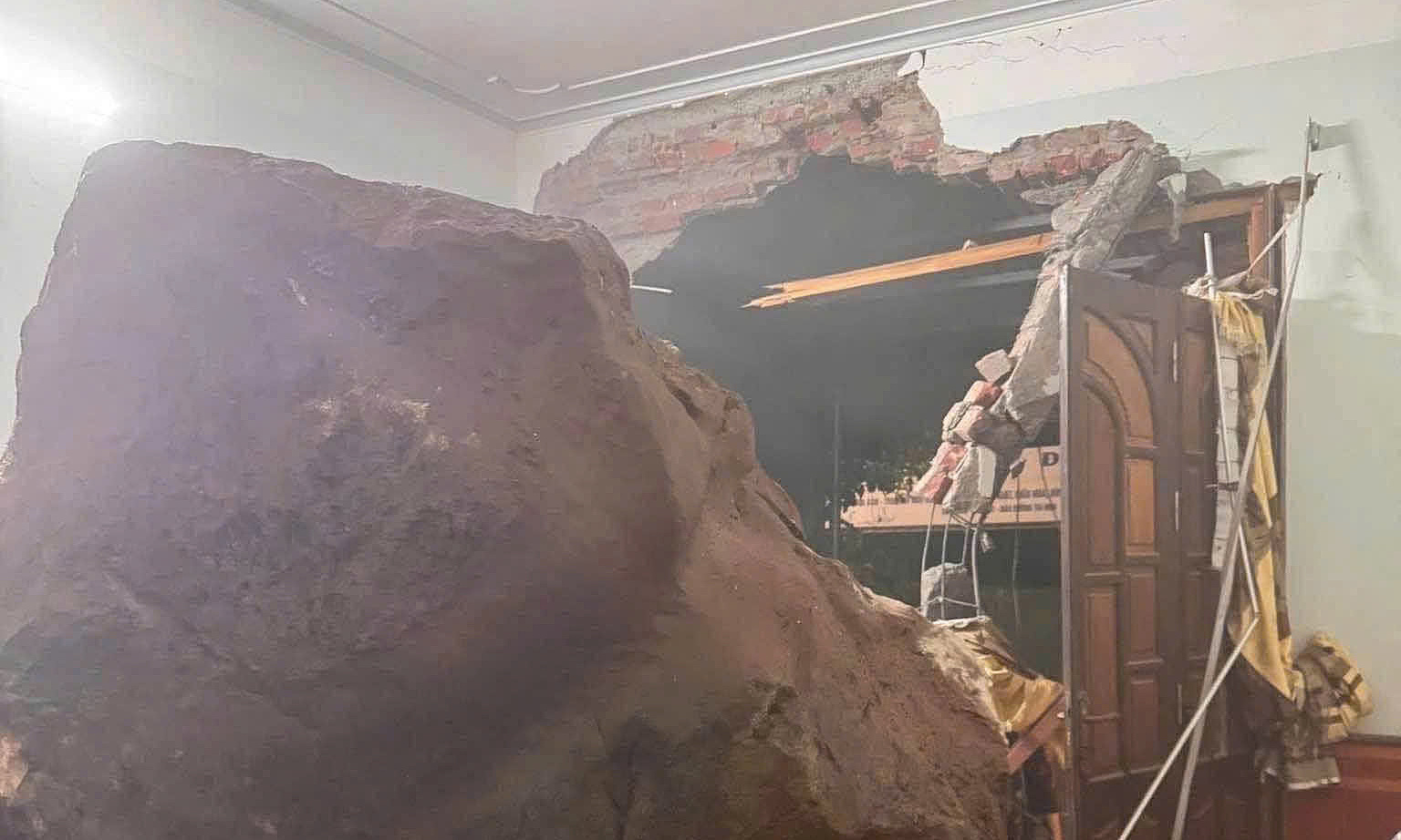 Large rocks collapse homes in Lang Son