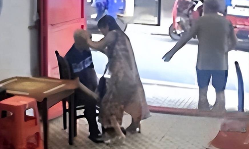 Shop owner demanded compensation after helping unconscious elderly man