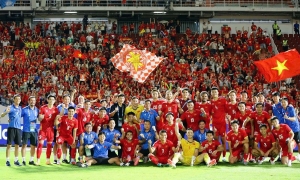 "Bau Thuy" awards 4 billion VND bonus to Vietnam national team at ASEAN Cup