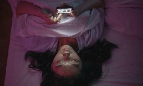 The late-night TikTok scroll: a habit "burning" the brain