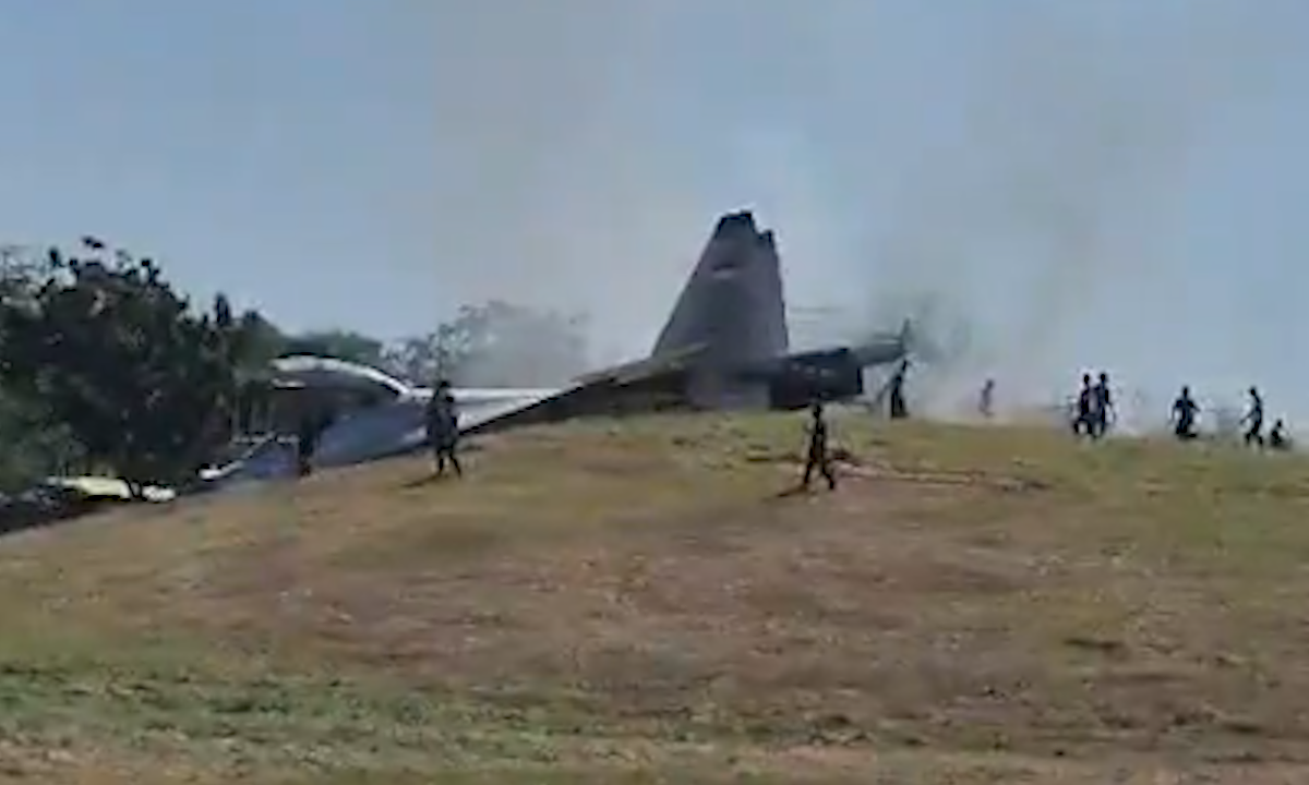 Su-30 fighter jet overruns runway, nearly hits fence