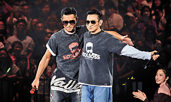 Andy Lau, Louis Koo, both "Yang Guo", dance hand-in-hand
