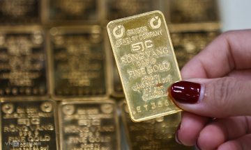 Domestic gold bar buying price falls 1.5 million VND below global rates