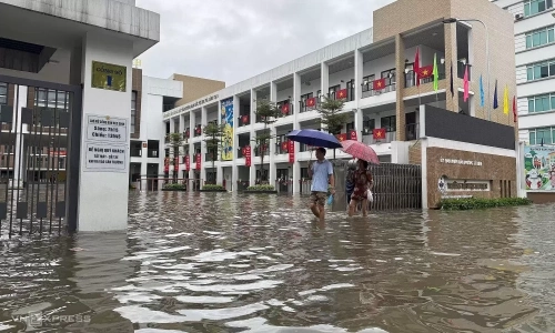 A series of Hanoi schools delay start times, switch to online learning due to heavy rain