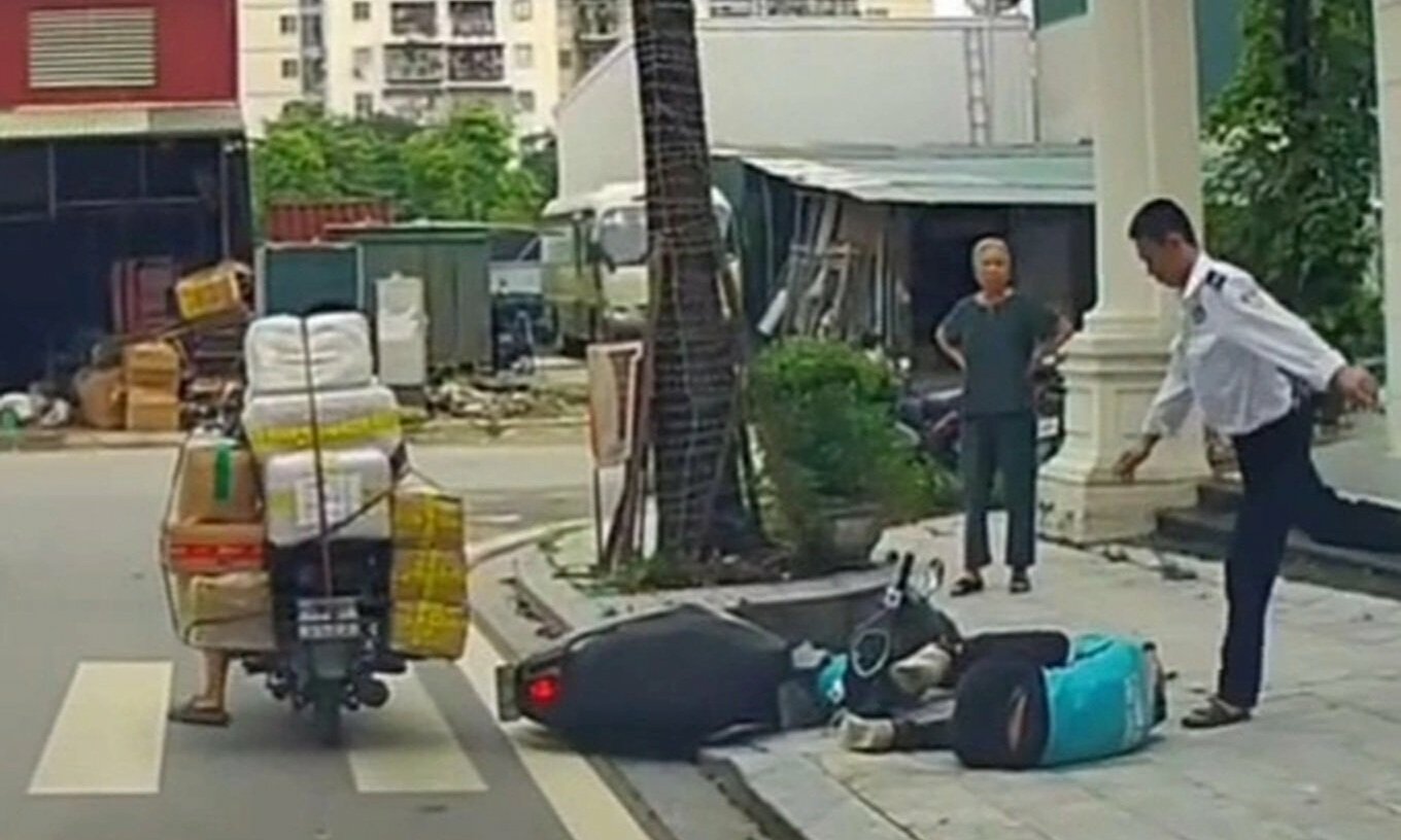 Security guard summoned after 'repeatedly kicking' fallen ride-hailing driver