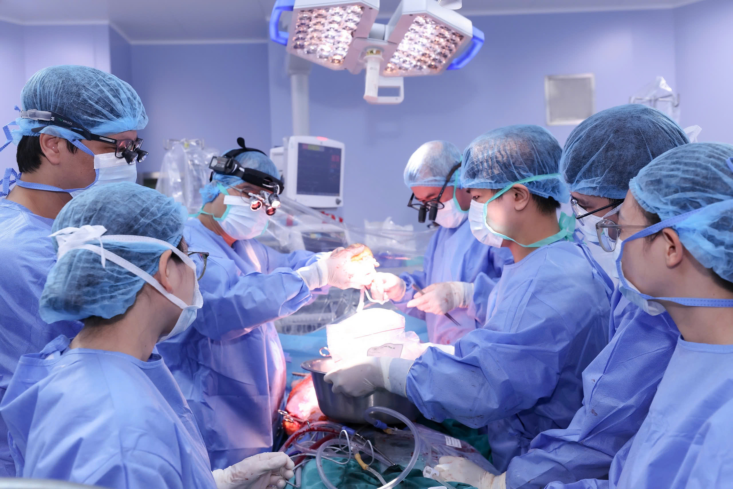 first vietnamese person receives two heart transplants in three days