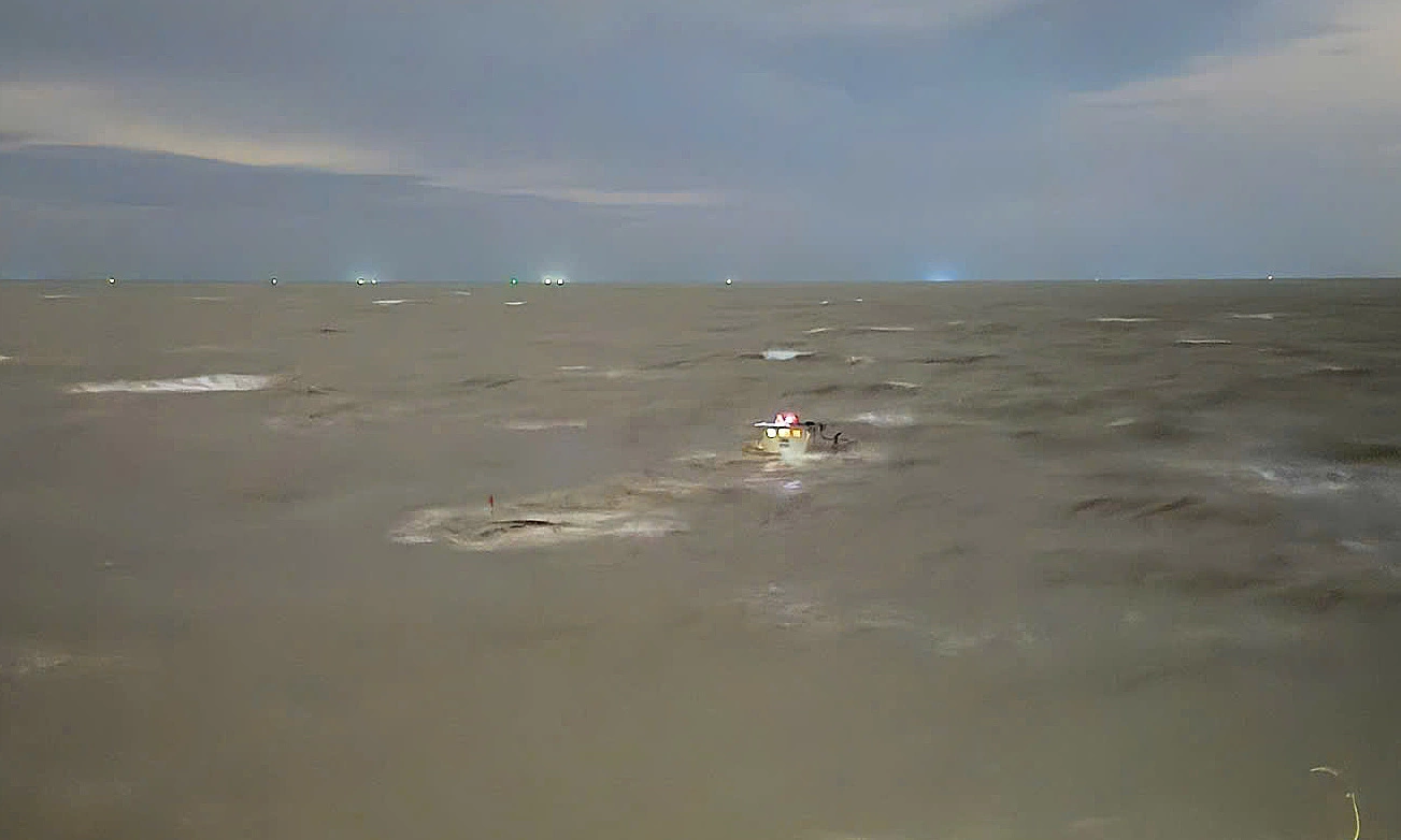 Barge carrying 1,700 tons of iron and 4 crew members sinks at sea