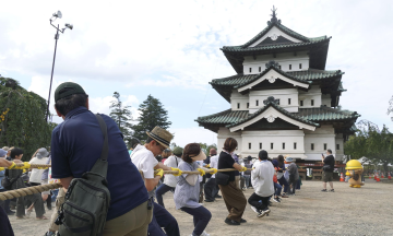 1,800 people collaborate to move 360-ton castle in Japan