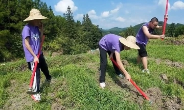 Parents pay for children to dig potatoes, chop wood to experience 'hardship'