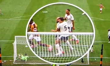Maguire embraces teammate during Man Utd's conceded goal