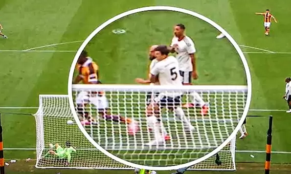 Maguire embraces teammate during Man Utd's conceded goal