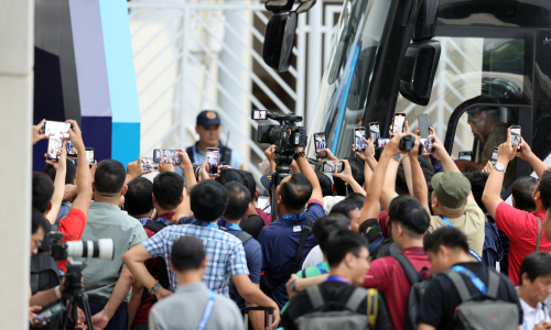 Fans secretly monitor Vietnam national team's training session