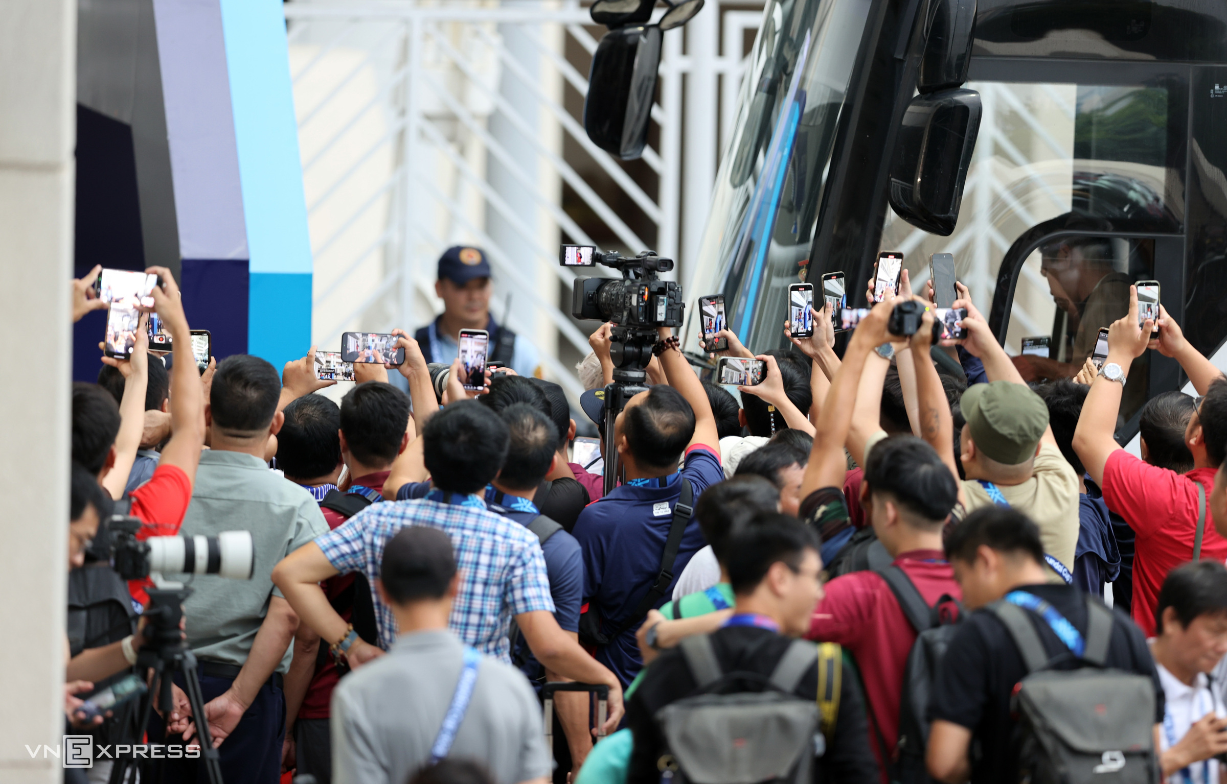 Fans secretly monitor Vietnam national team's training session