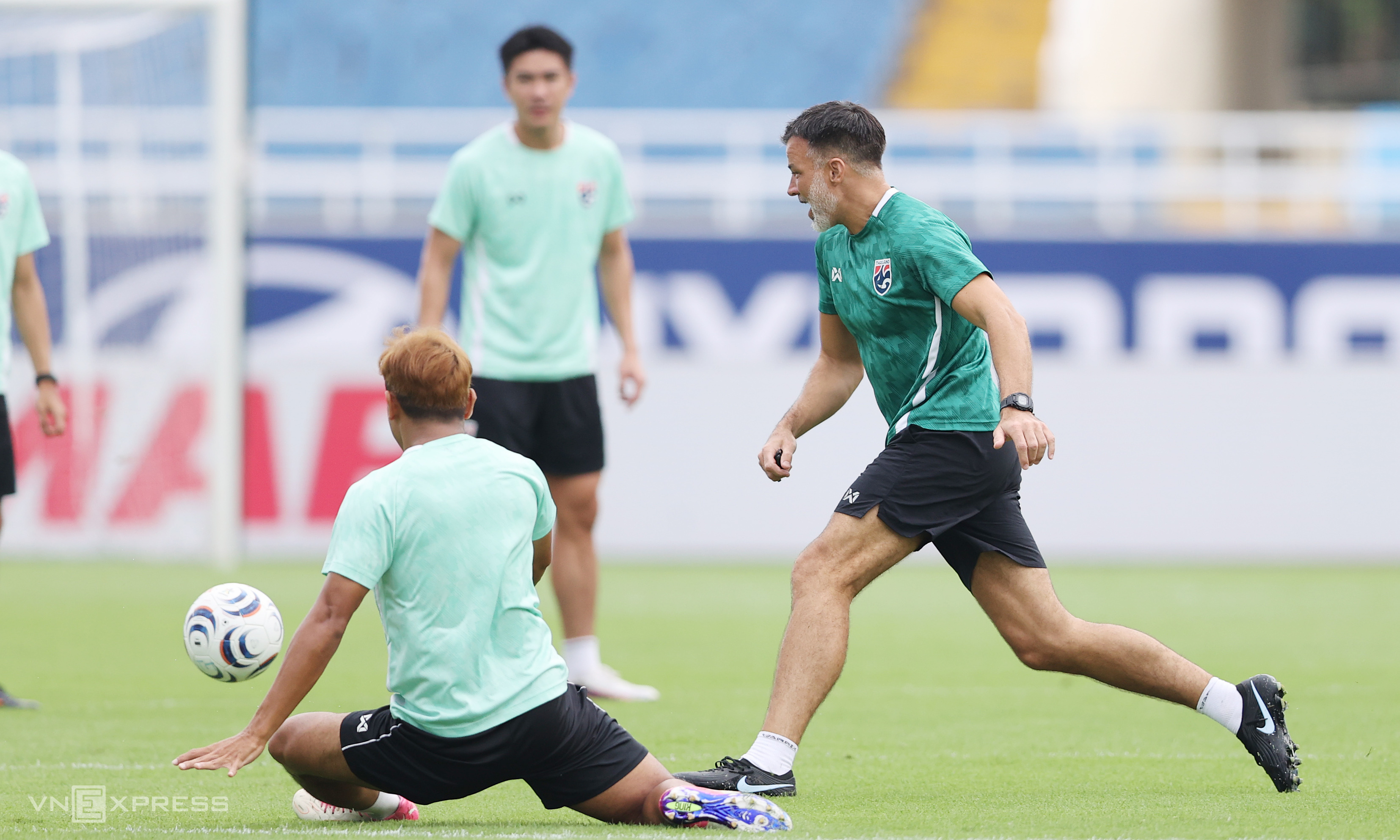 Coach Hudson breaks a sweat with Thailand players