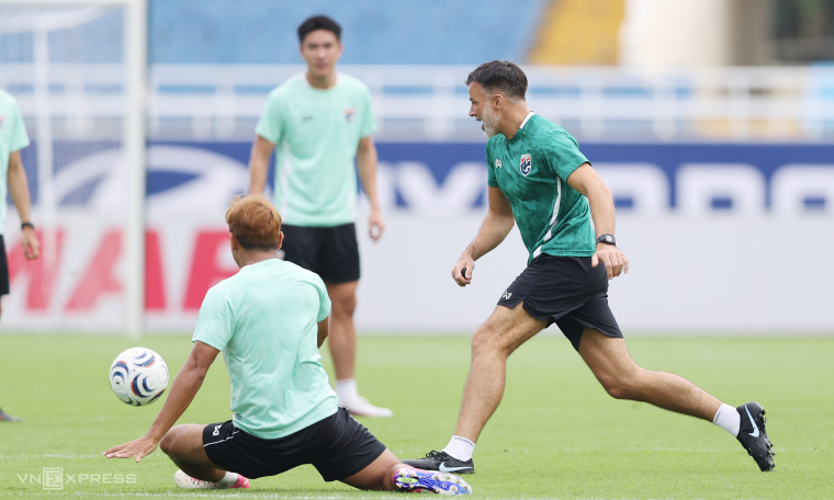 Coach Hudson breaks a sweat with Thailand players