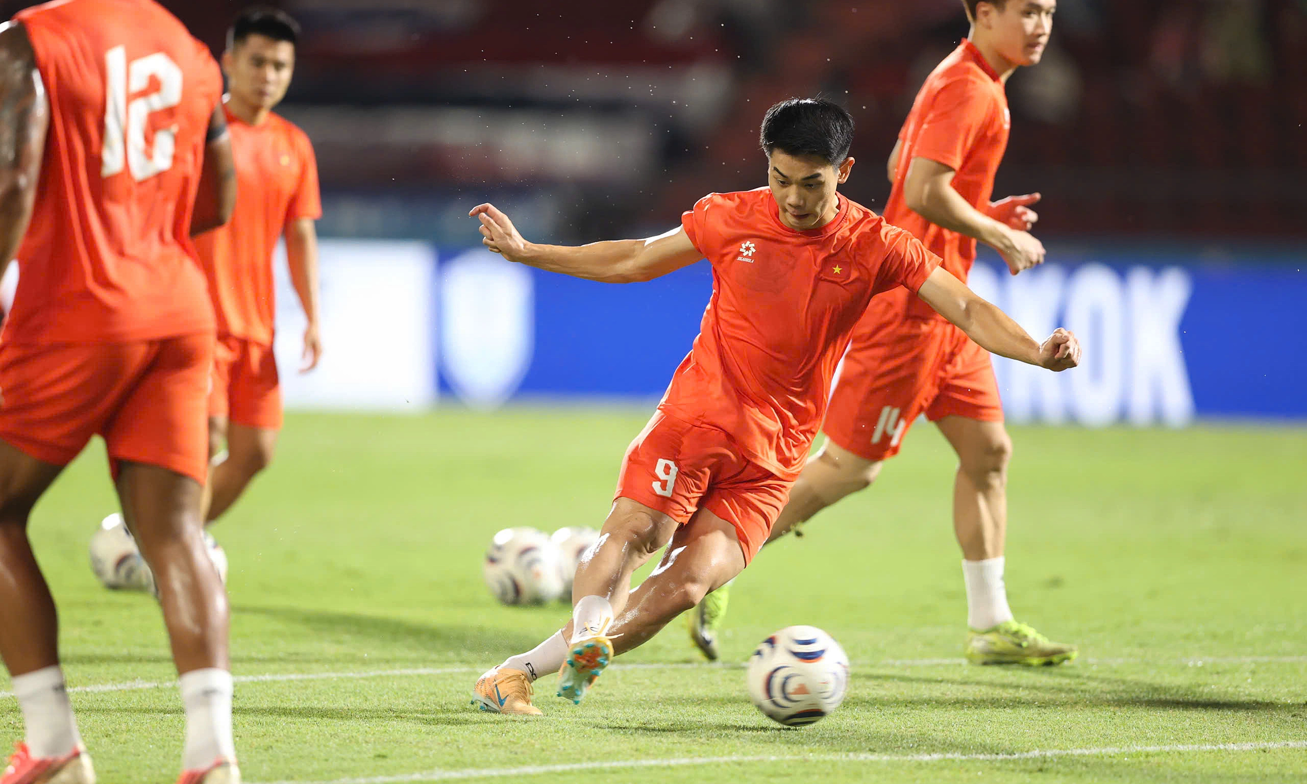 Vietnam - Thailand: Dinh Bac starts