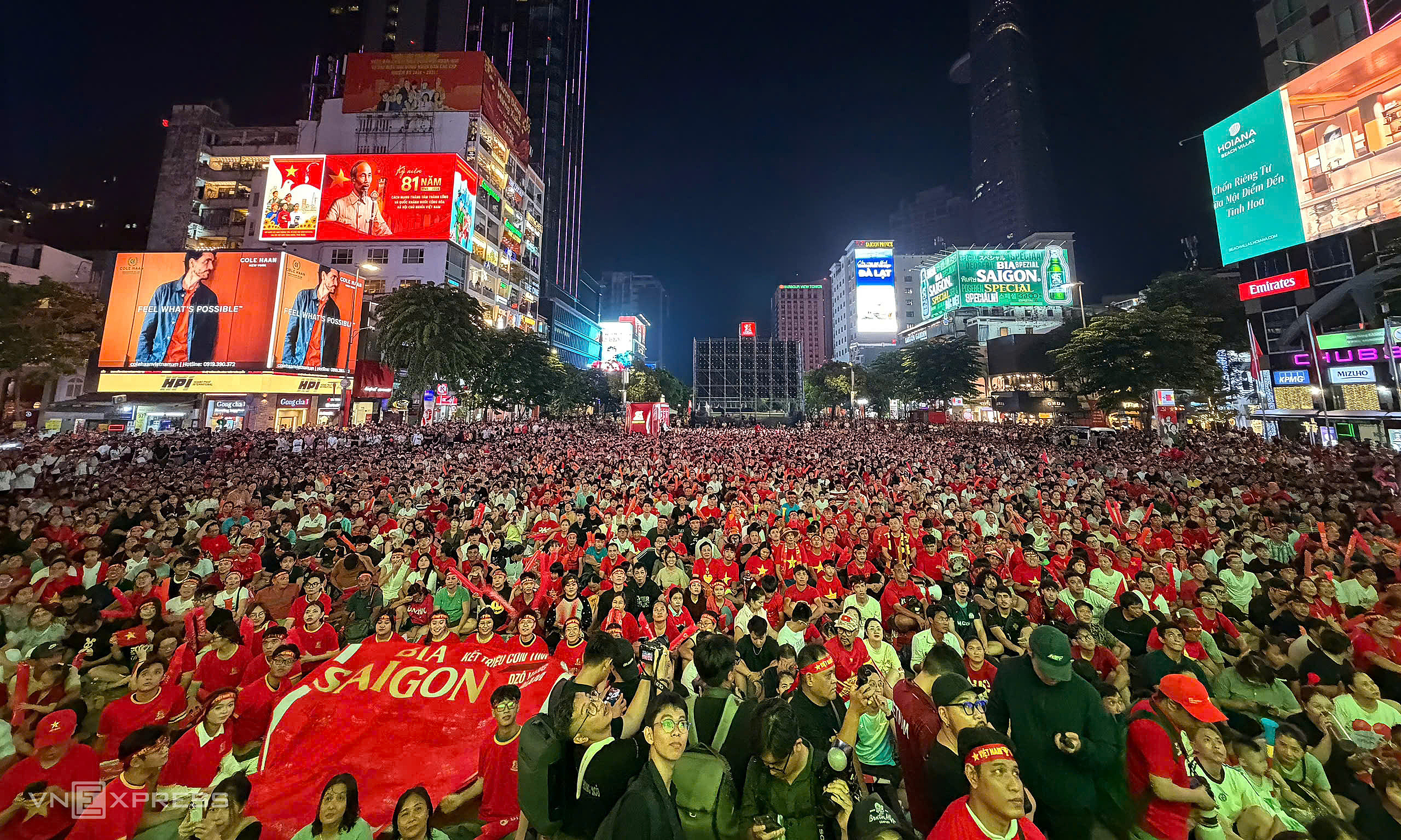 Large screens, flare displays for Vietnam - Thailand final