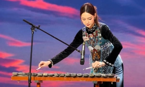 Bao Ngoc performs stone xylophone at Miss World