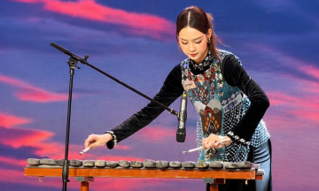 Bao Ngoc performs stone xylophone at Miss World