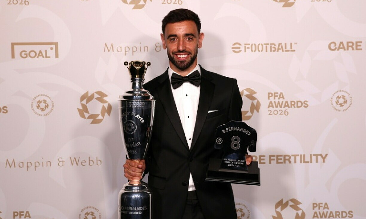 Fernandes wins english football player of the year award