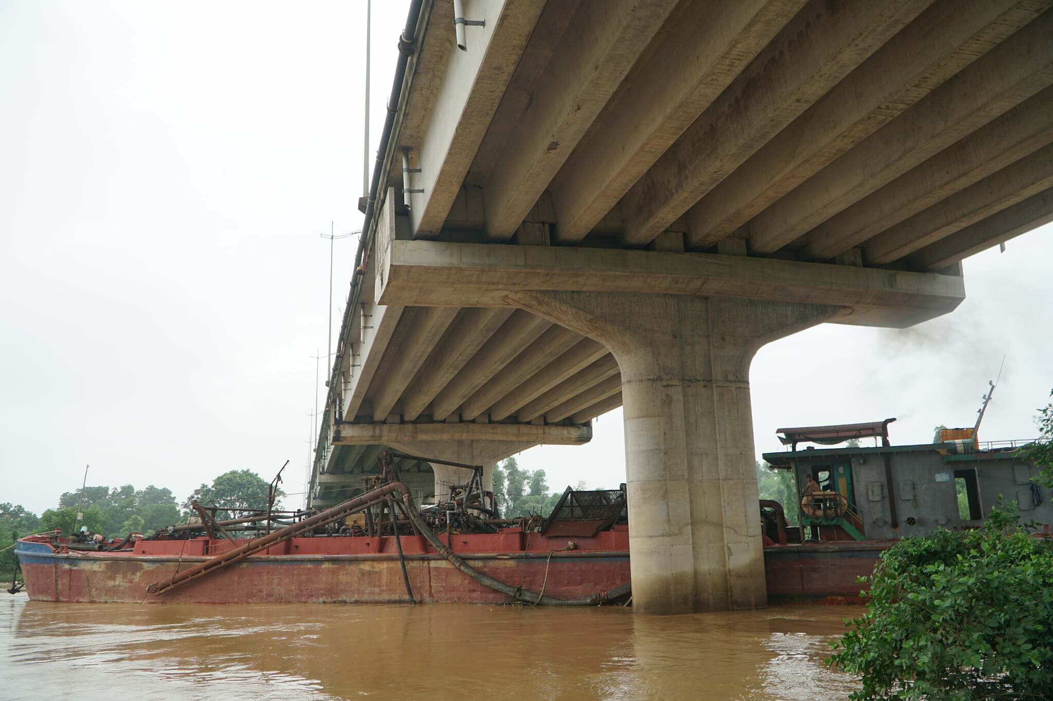 Rescue of two sand dredgers stuck under Tao river bridge