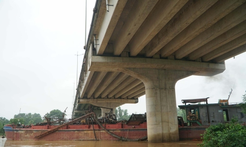 Rescue of two sand dredgers stuck under Tao river bridge
