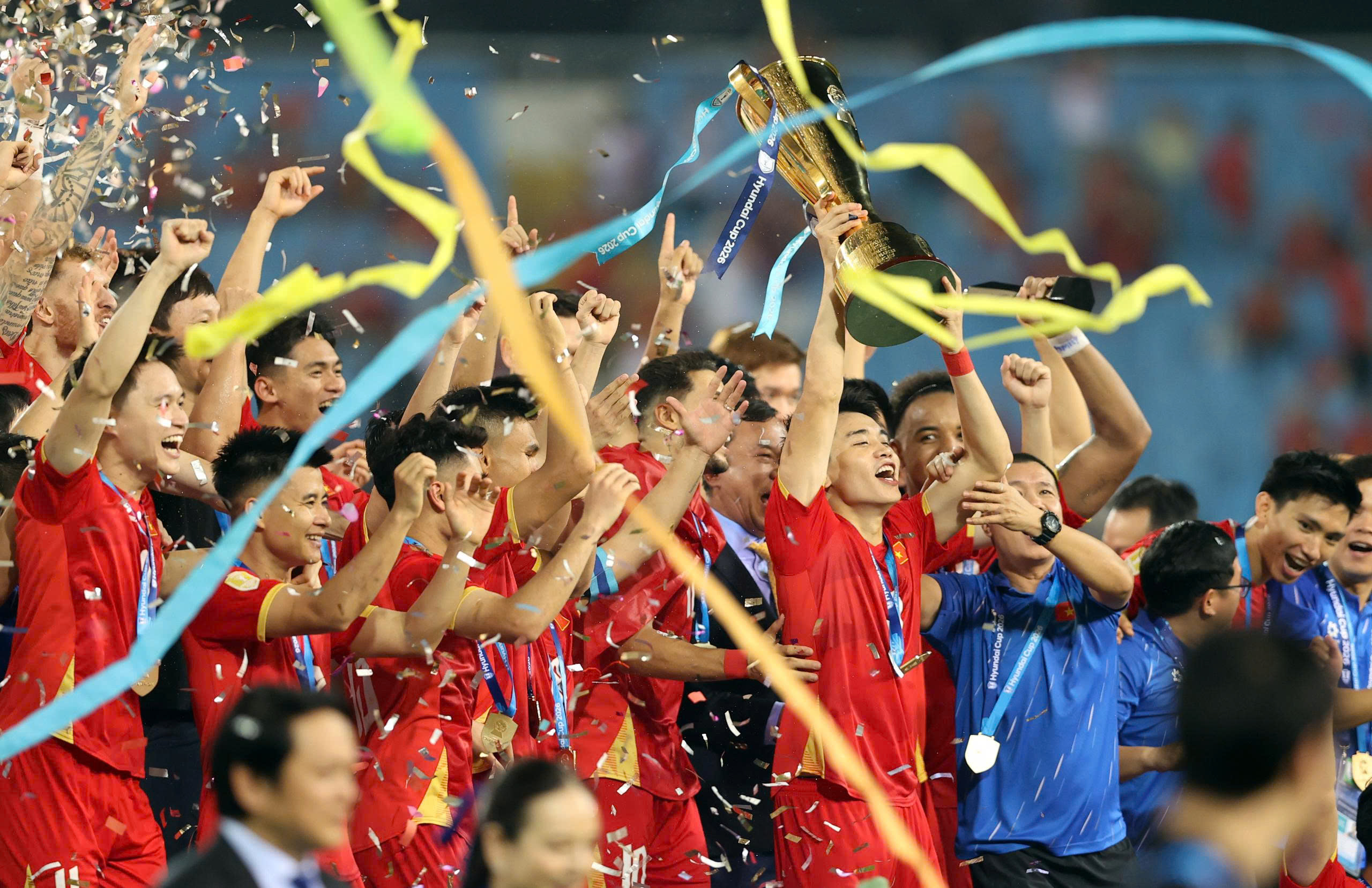 Vietnam national team lifts trophy at My Dinh