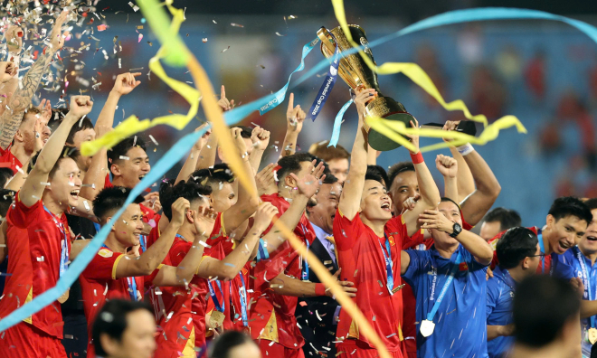 Vietnam national team lifts trophy at My Dinh