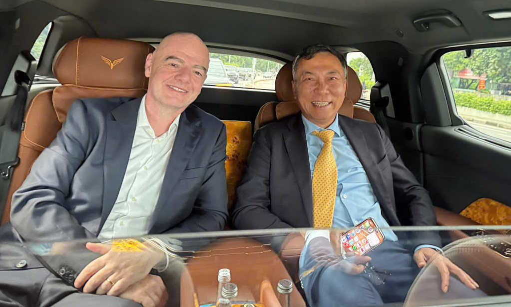 FIFA president chauffeured in luxury Lac Hong vehicle