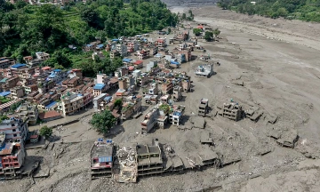 Nepali pilot's terrifying moments facing 6-meter flood waves
