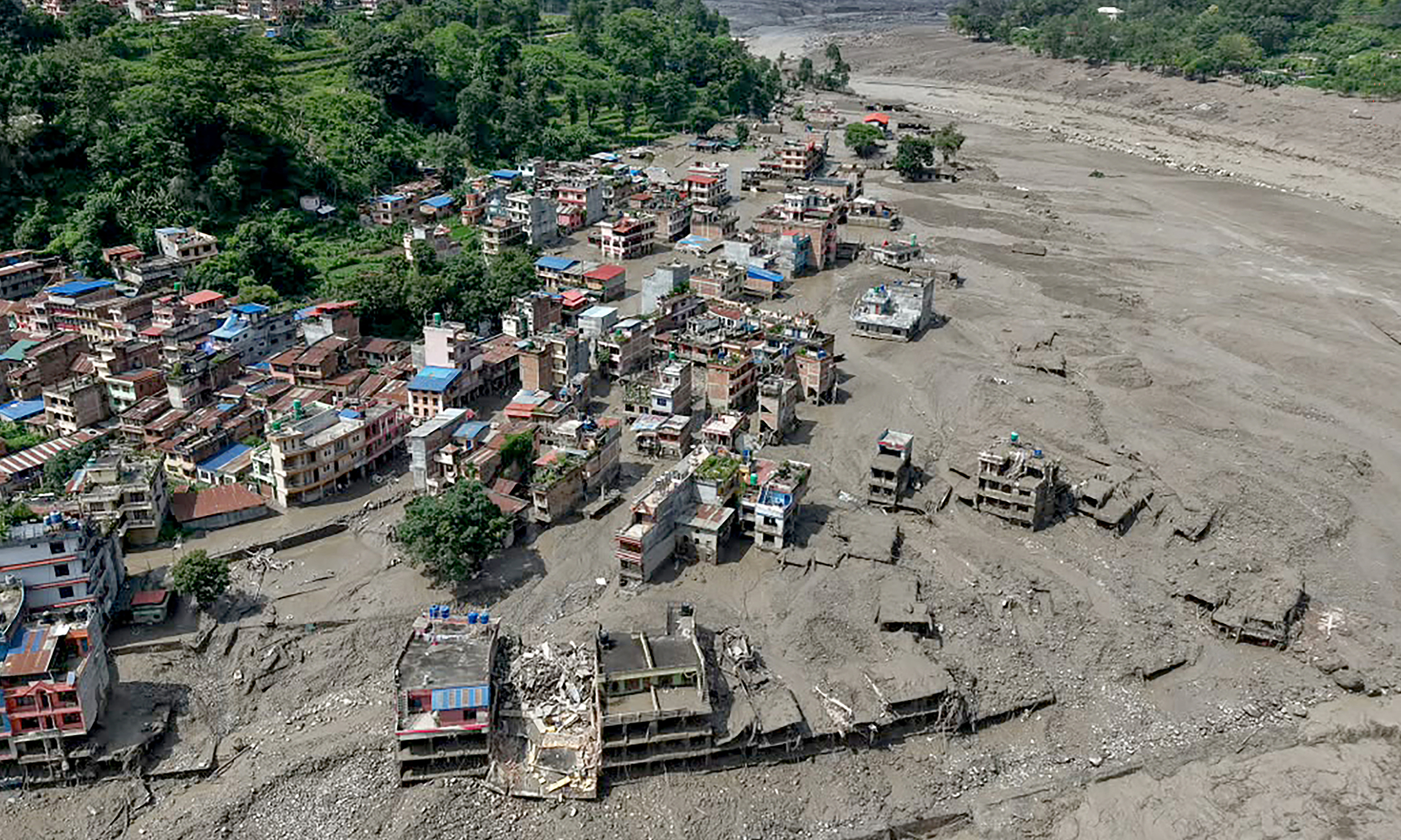 Nepali pilot's terrifying moments facing 6-meter flood waves