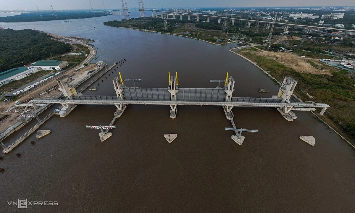 Two 'golden' land plots proposed for payment of 10 trillion VND anti-flooding project