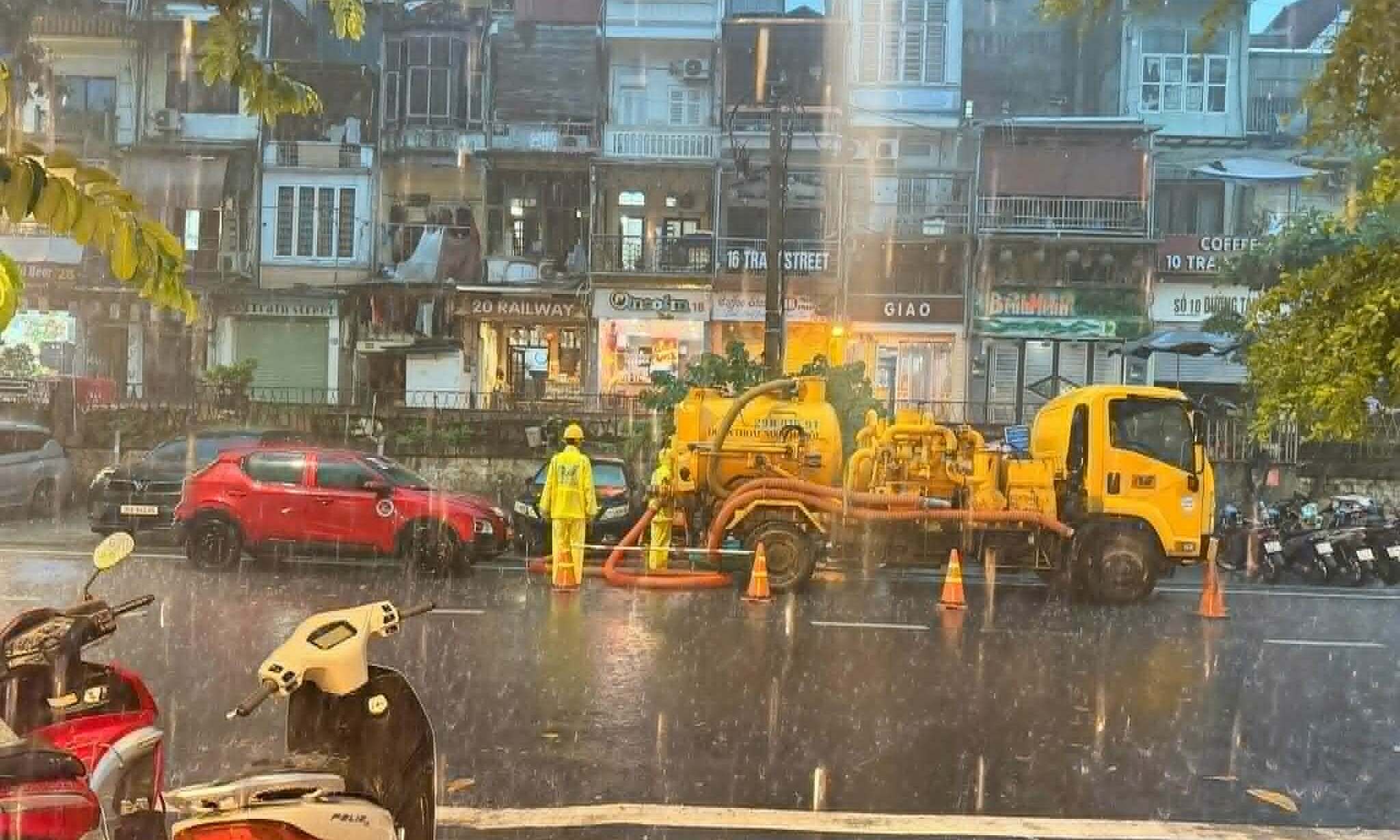 Heavy rush-hour rain disrupts Hanoi traffic