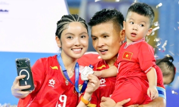 Quang Hai's wife's game-day style cheering for her husband