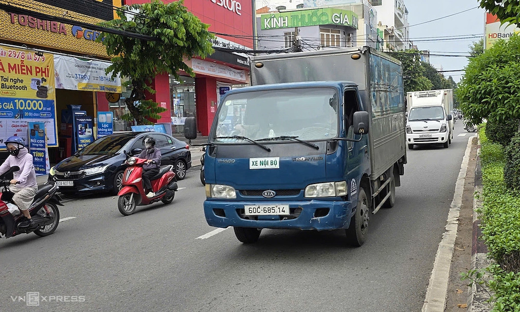 Businesses 'cry for help' as trucks are banned from industrial zone connecting road