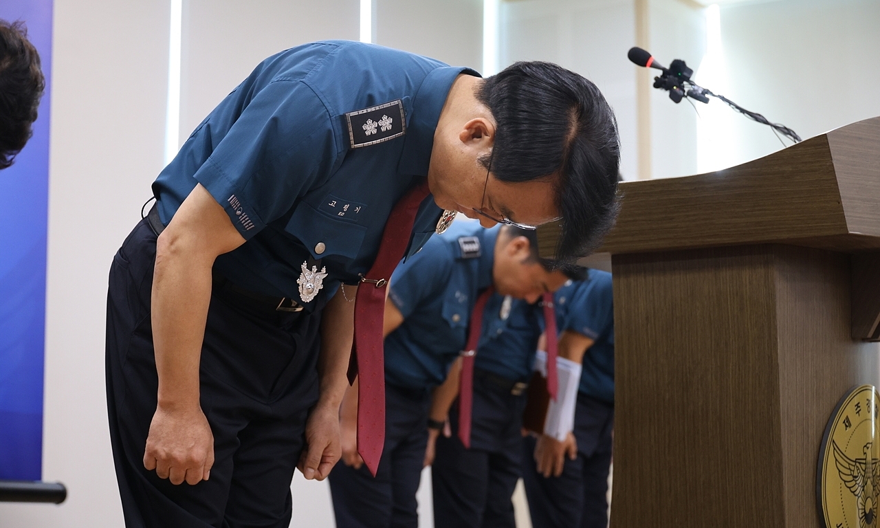 Jeju police chief bows in apology for mishandling missing person cases