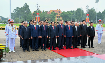 Party and state leaders visit President Ho Chi Minh Mausoleum