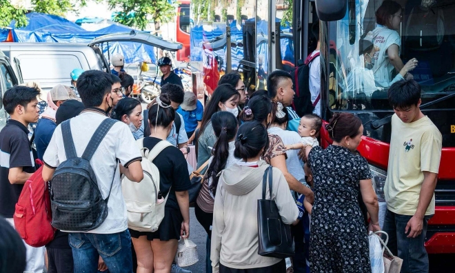 National Day holiday exodus: three hours in, still stuck in the city