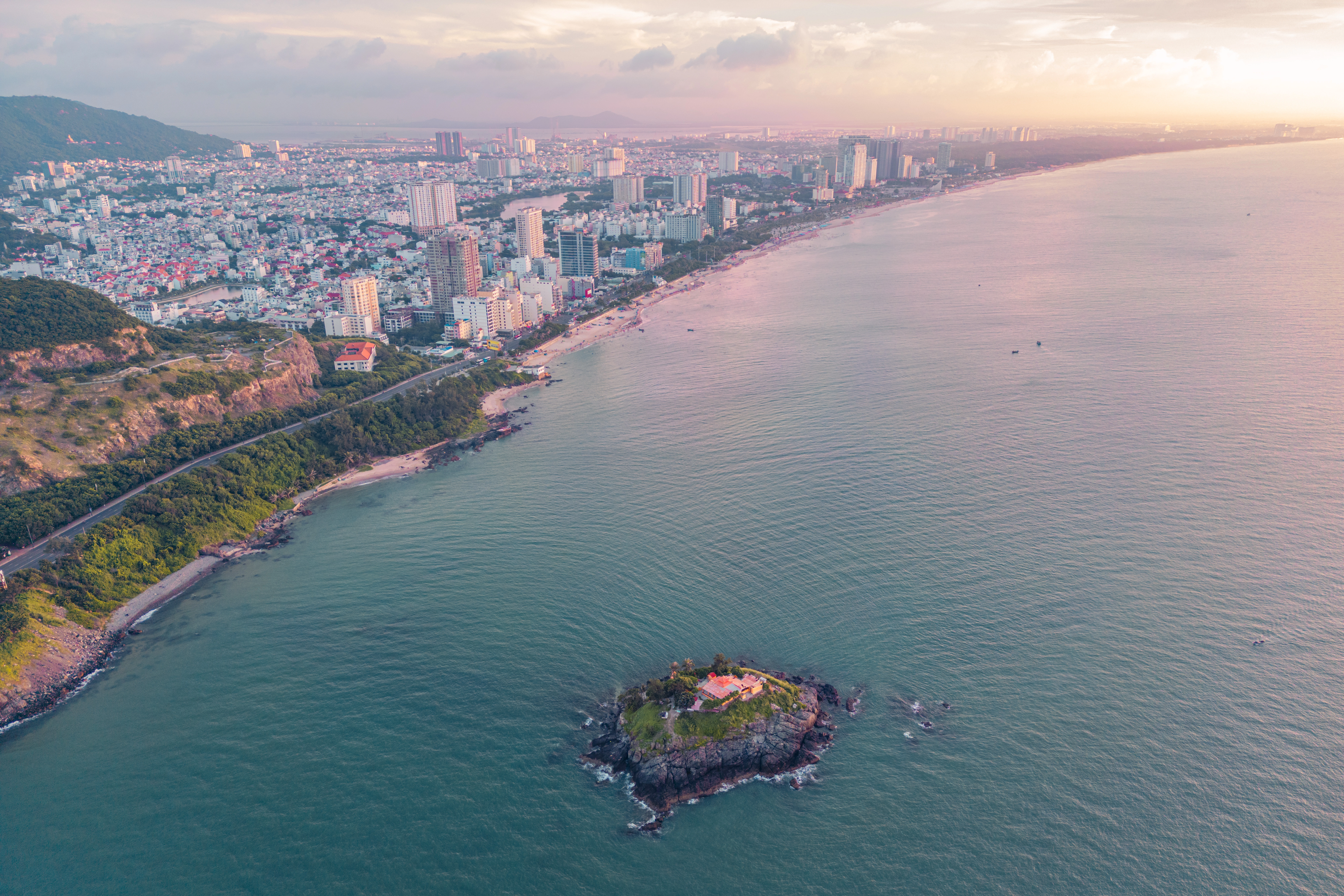 Coastal city icons dot the VnExpress Vung Tau Herbalife Cup marathon route