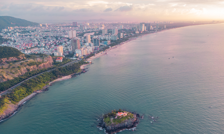 Coastal city icons dot the VnExpress Vung Tau Herbalife Cup marathon route
