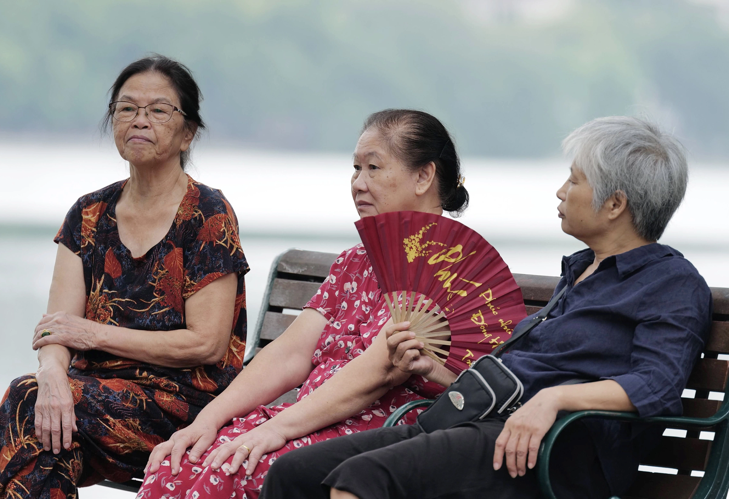 How do social insurance contributors who don't qualify for a pension receive benefits?