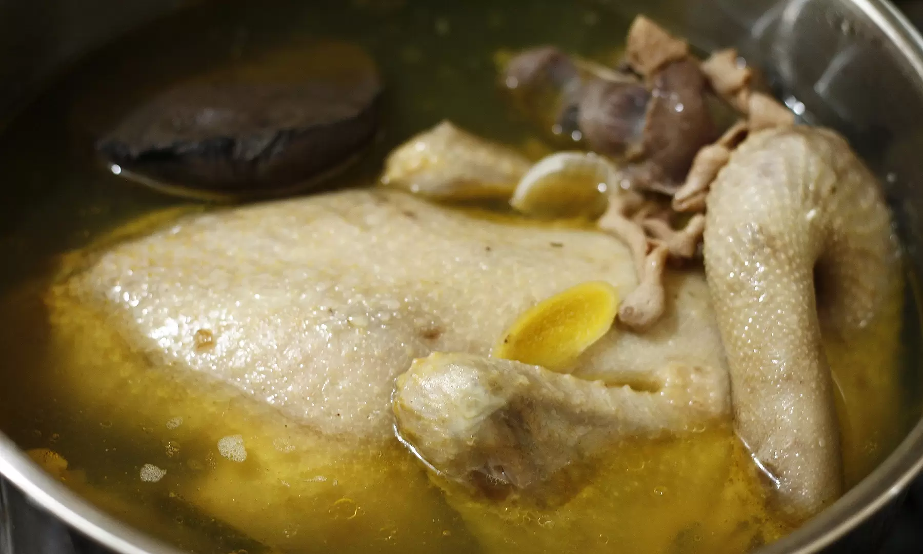 Does duck meat smell unpleasant and offer less nutrition than chicken?