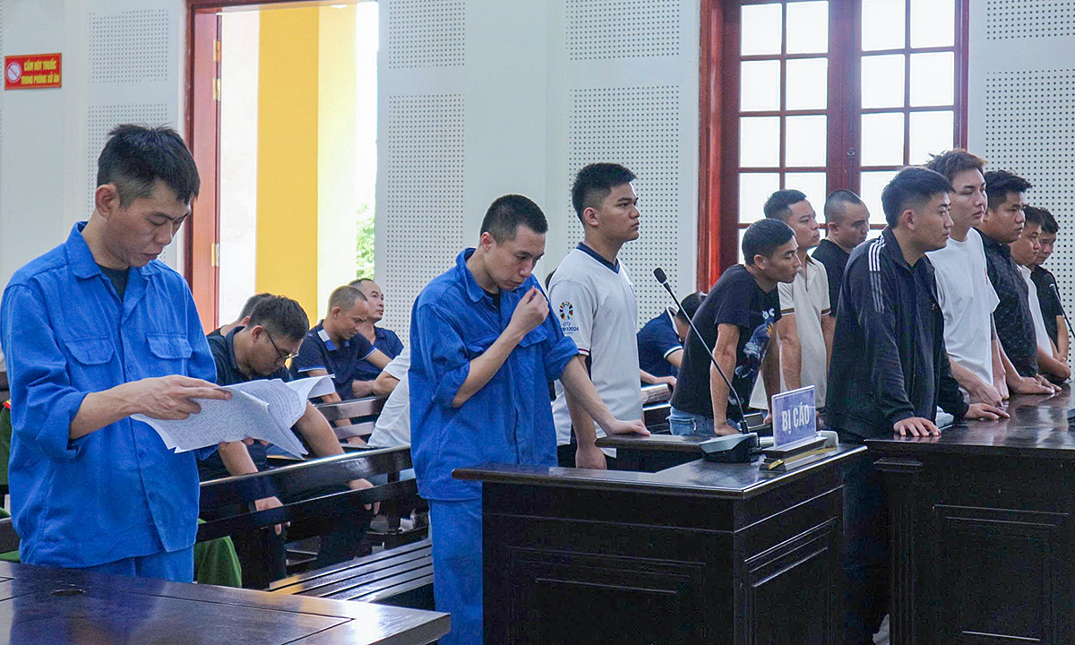 Laughing gas trafficking ring: nearly 1,000 canisters seized