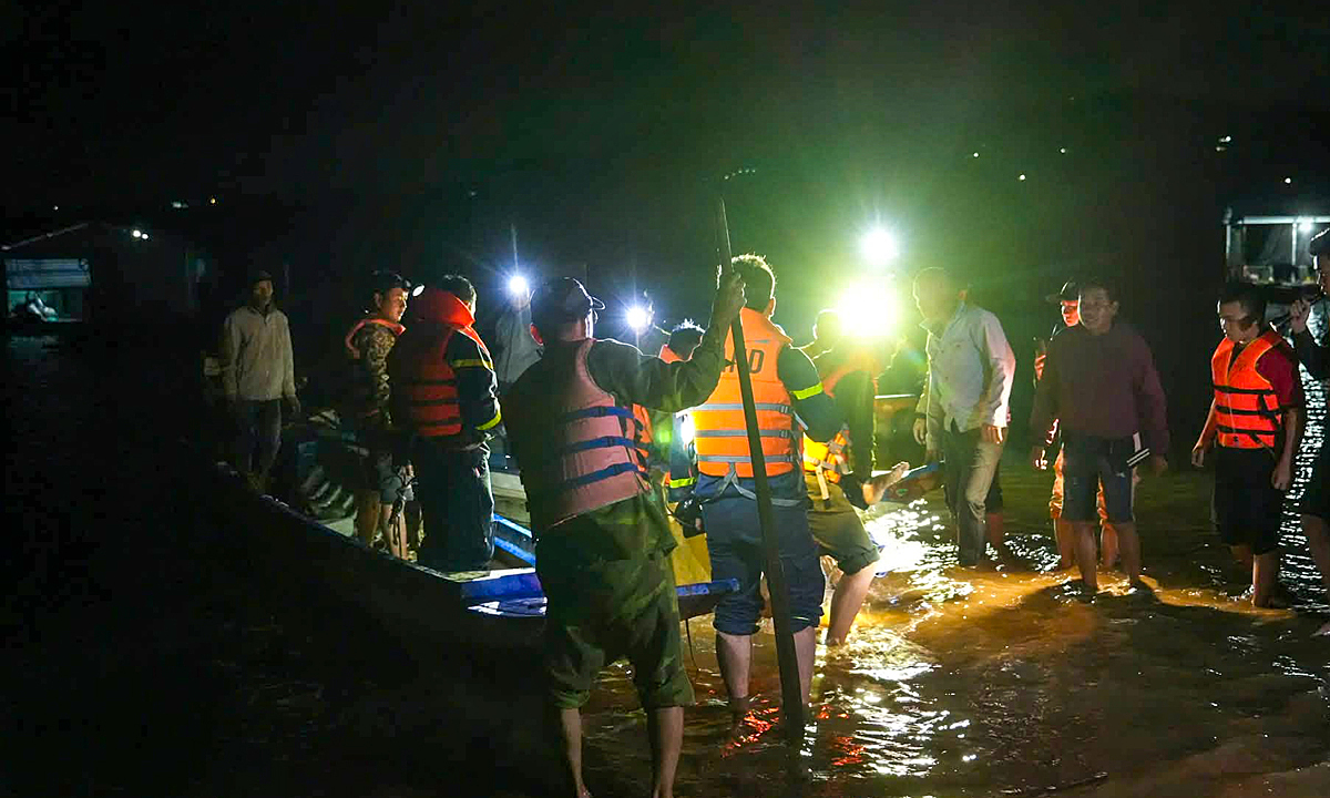 Boat capsizes on Dong Nai River with 8 people onboard