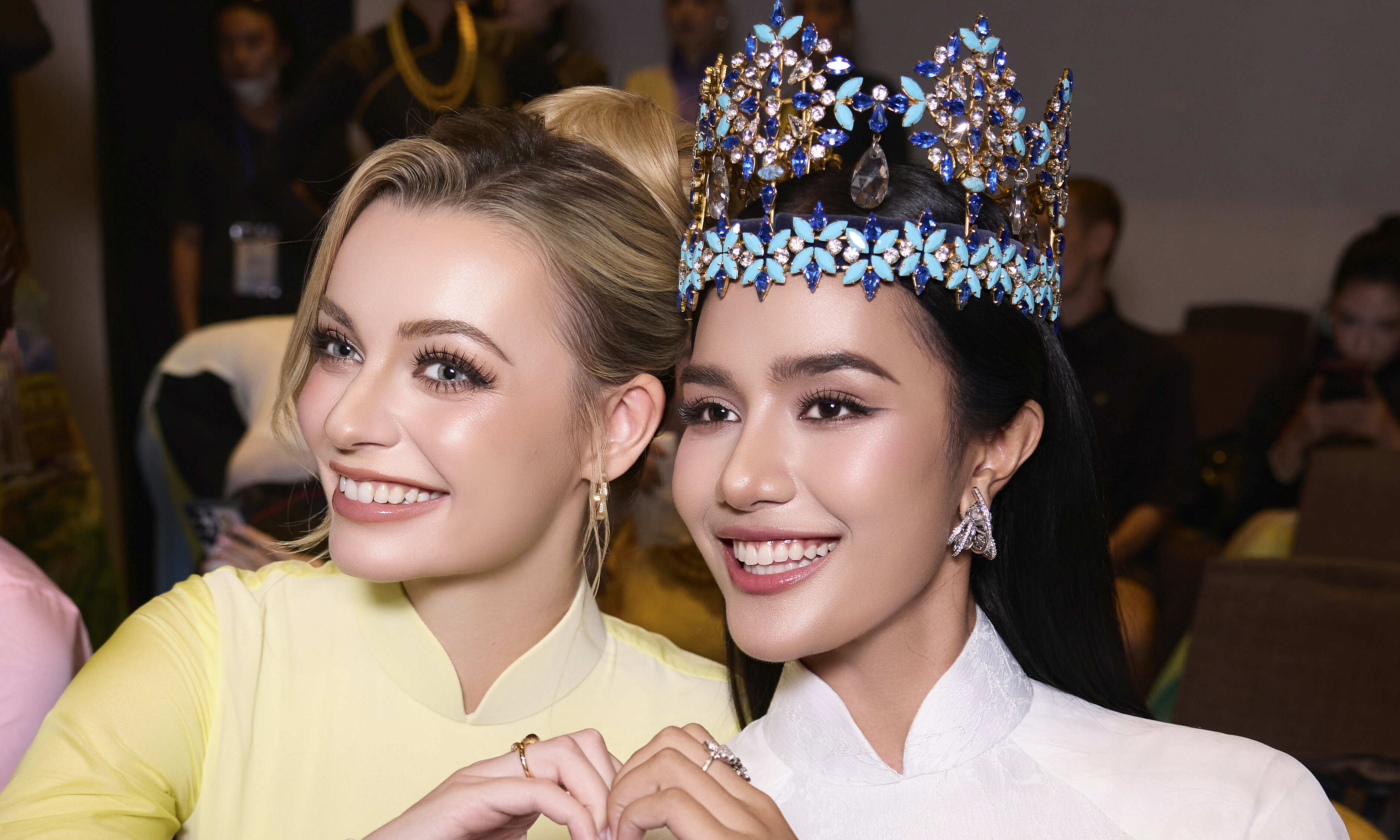 Bao Ngoc showcases ao dai with two Miss World titleholders