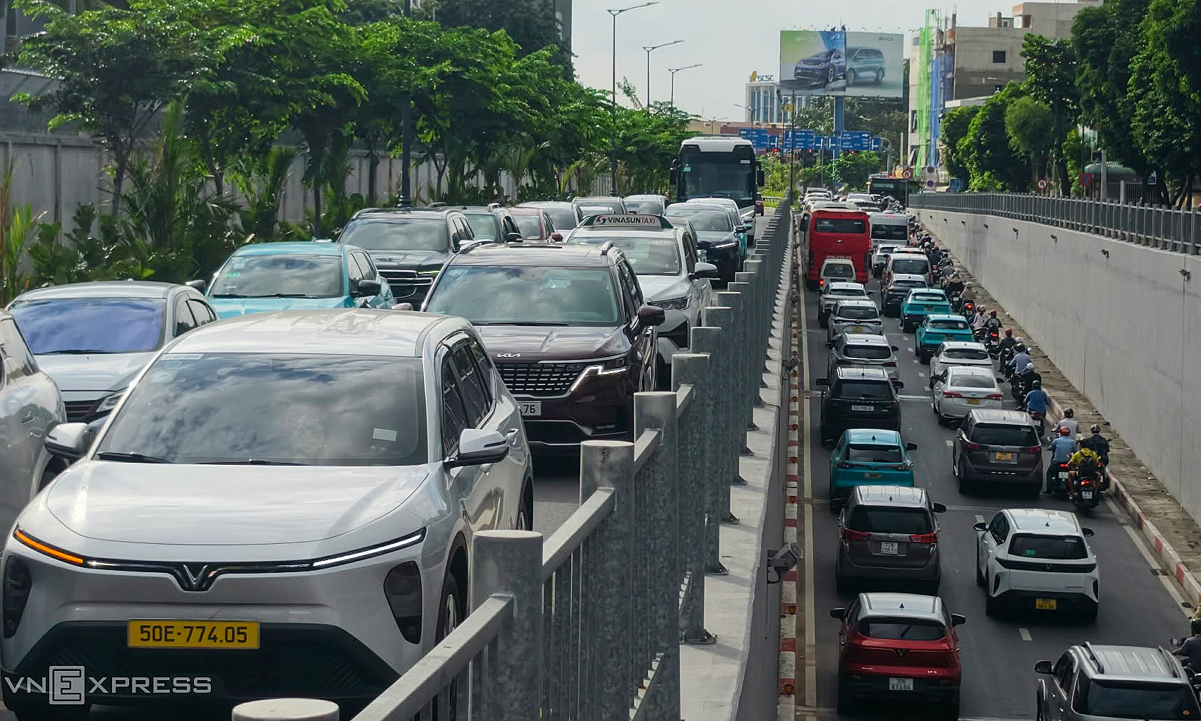 Heavy traffic jams around Tan Son Nhat before the September 2 holiday