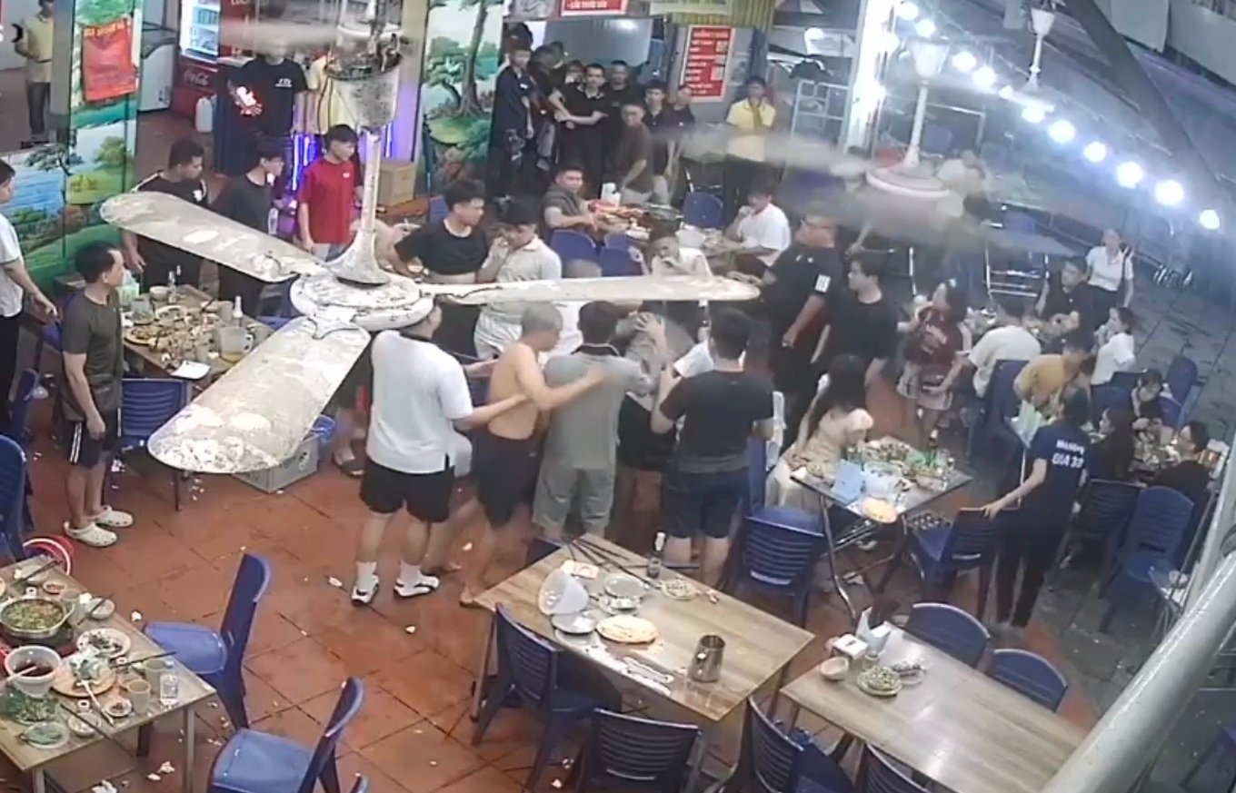 Two young men harass woman at late-night eatery