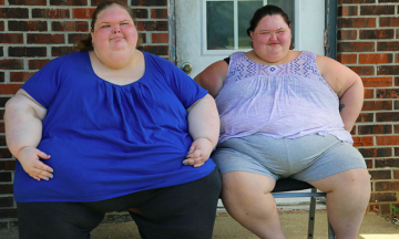 Two sisters undergo dramatic transformation after losing over 300 kg